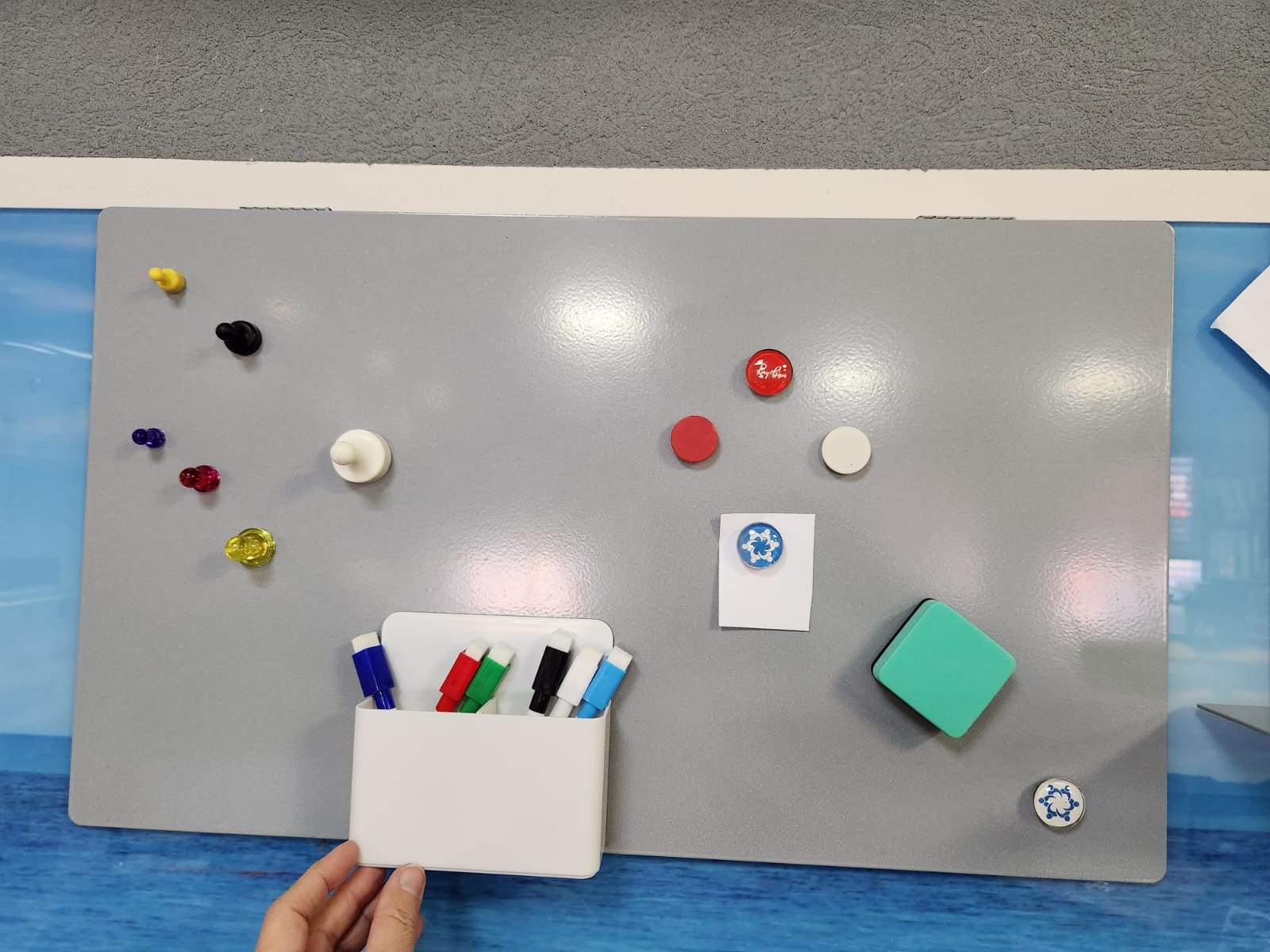 לוחות, מתלים ומדפים מתכתיים