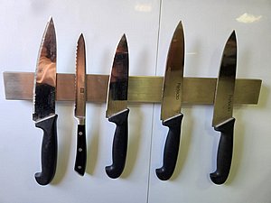 מתקן לסכינים מנירוסטה מתקן לסכינים מנירוסטה